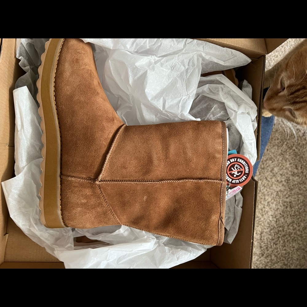 Sketchers Boots Brown Size 9 Womens Box they are anti slip and water repellant